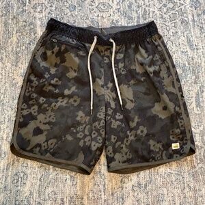 Men’s Vuori Banks Shirts in Camo Print